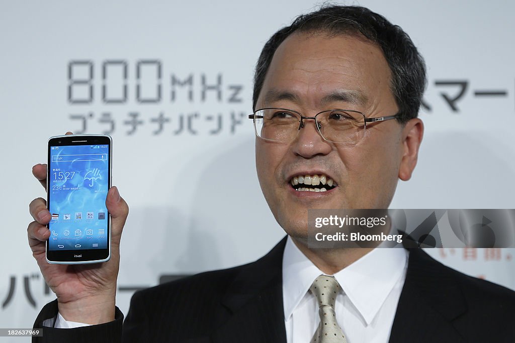 KDDI President Takashi Tanaka Introduces New Smartphones