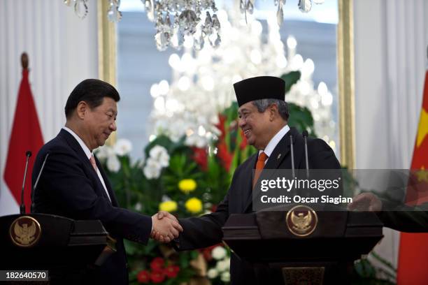 President of the people's Republic of China, Xi Jinping speaks with Indonesian President Bambang Susilo Yudhoyono during a joint press conference...