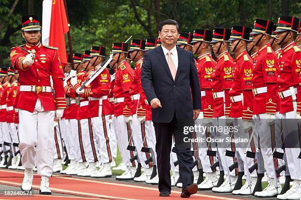 President of the people's Republic of China, Xi Jinping reviews honour guard during his visit at Indonesia presidential palace on October 2, 2013 in...