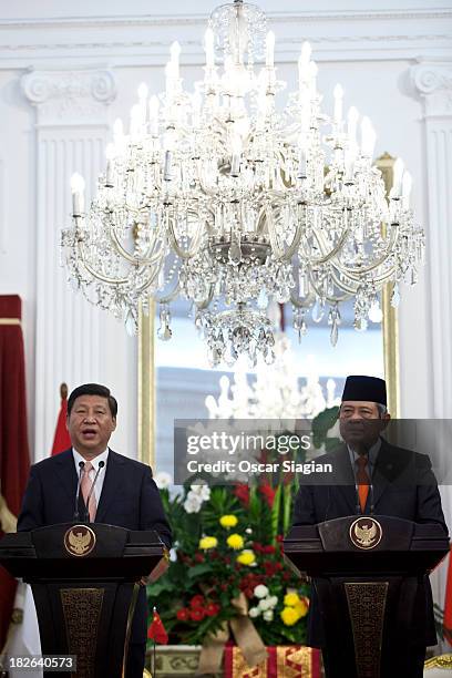 President of the people's Republic of China, Xi Jinping speaks with Indonesian President Bambang Susilo Yudhoyono during a joint press conference...