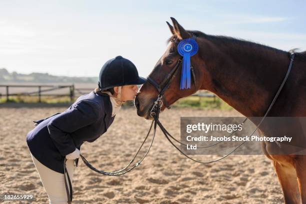 caucasian girl and horse winning equestrian competition - sport equestre imagens e fotografias de stock