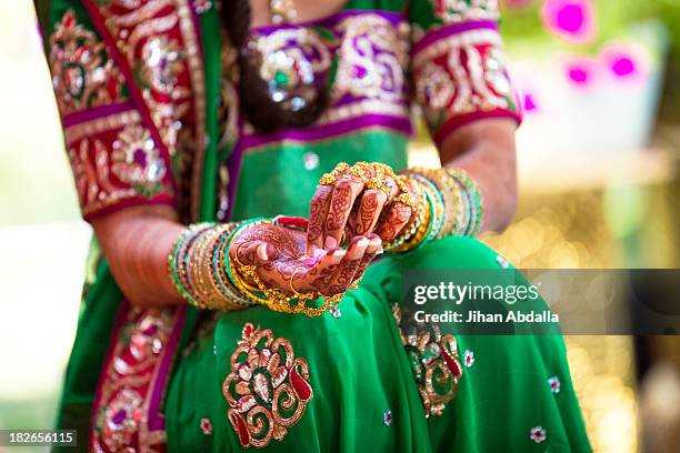 woman wearing traditional indian henna and robes - henna hands photos et images de collection