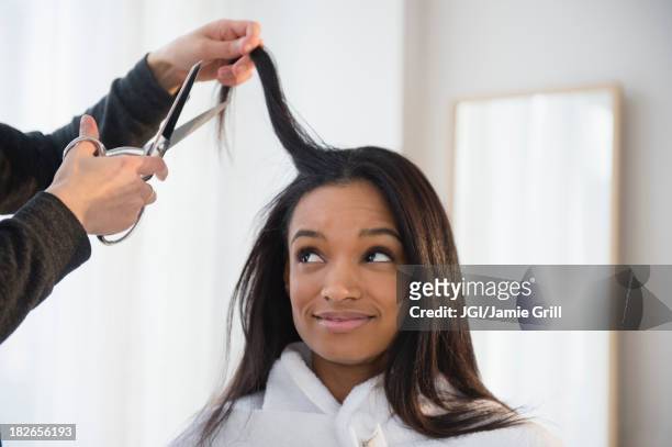 mixed race woman getting hair cut - bad haircut photos et images de collection