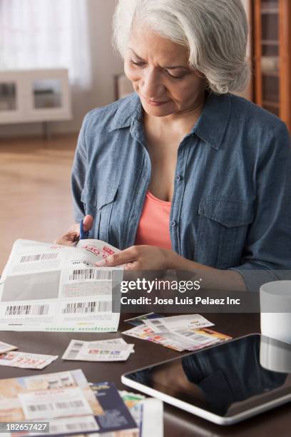 older black woman clipping coupons - coupon 個照片及圖片檔