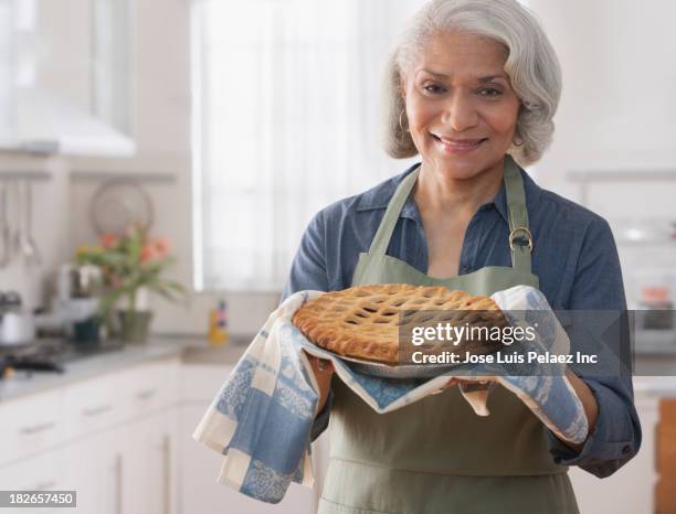 black woman baking fruit pie - woman front and back stock-fotos und bilder