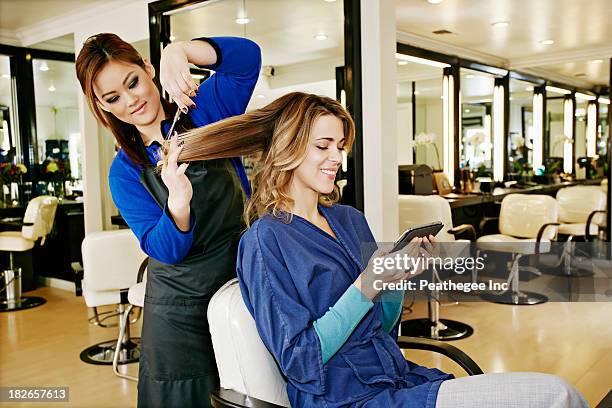 woman having hair cut in salon - coiffeur photos et images de collection