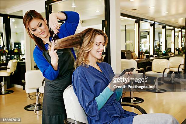 woman having hair cut in salon - kappertje stockfoto's en -beelden