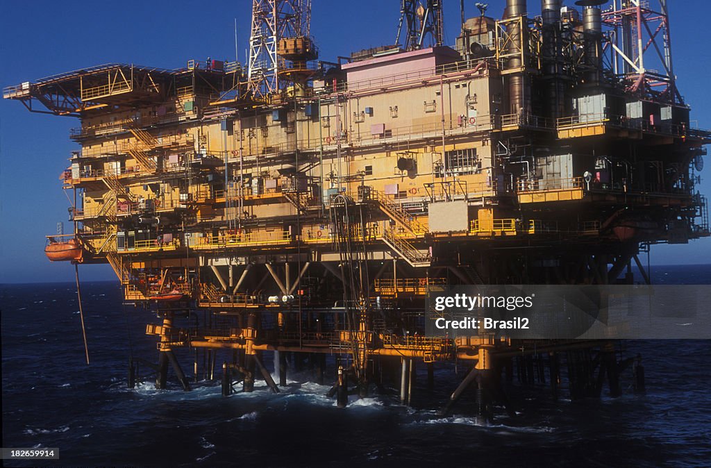 Oak Rig Oil Rig High-Res Stock Photo - Getty Images