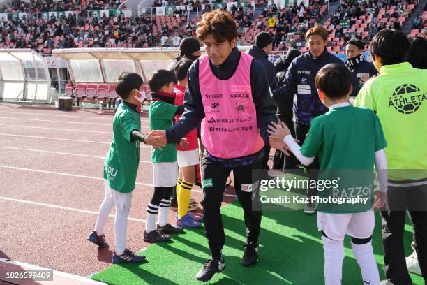 Yosuke Kashiwagi of FC Gifu welcomed by supporters for warming up during the J.LEAGUE Meiji Yasuda J3 38th Sec. Match between FC Gifu and Giravanz...