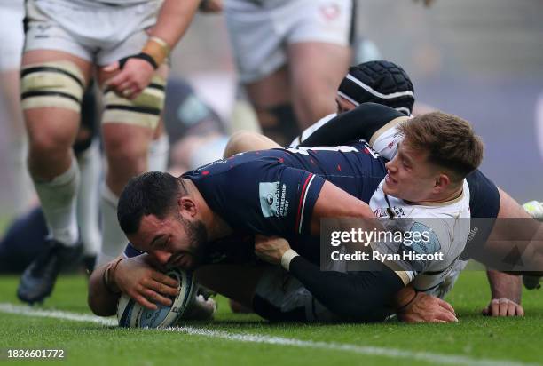 Ellis Genge of Bristol Bears scores their sides second try whilst under pressure from Matias Alemanno and Stephen Varney of Gloucester Rugby during...