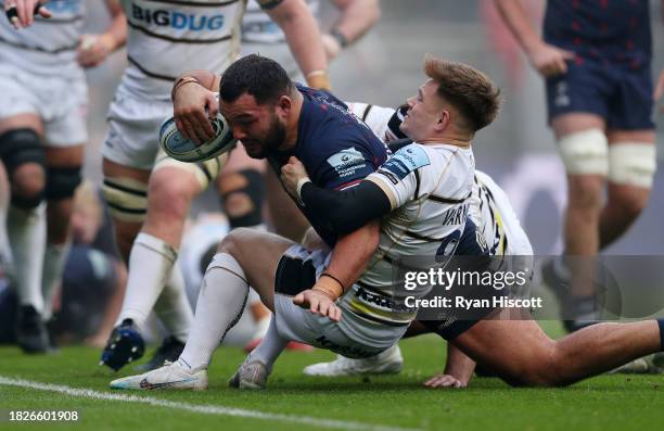 Ellis Genge of Bristol Bears scores their sides second try whilst under pressure from Matias Alemanno and Stephen Varney of Gloucester Rugby during...