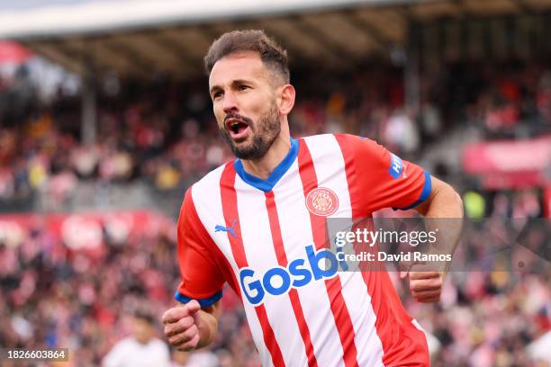 Cristhian Stuani of Girona FC celebrates after scoring the team's first goal during the LaLiga EA Sports match between Girona FC and Valencia CF at...