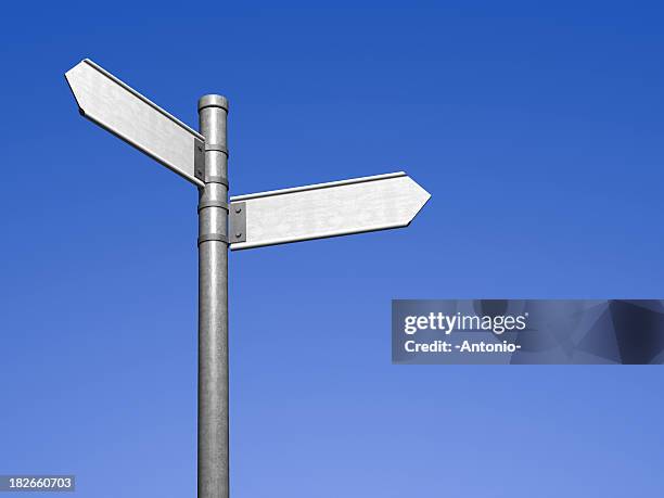 branco poste de sinalização com - sinalização em cruzamentos imagens e fotografias de stock