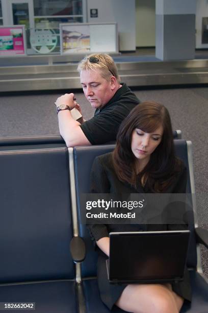 man looking behind shoulder at woman's laptop screen - identity theft stockfoto's en -beelden