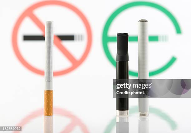 tabak oder e-cigarette. - e zigarette stock-fotos und bilder