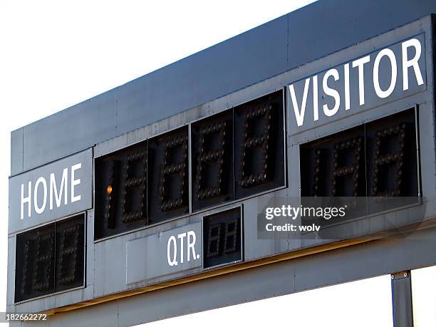 leere score bord am fußballplatz - soccer scoreboard stock-fotos und bilder