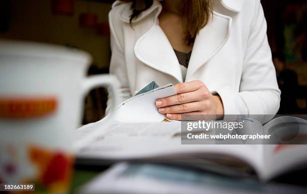 frau liest zeitung - magazines stock-fotos und bilder