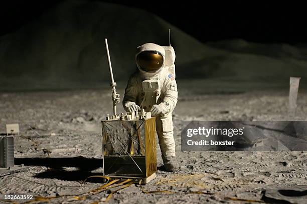 astronaut auf dem mond - astronaut mond stock-fotos und bilder