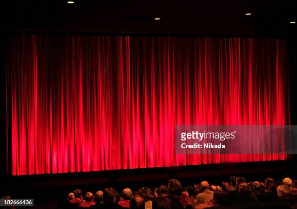 rojo cortina de escenario - music halls fotografías e imágenes de stock