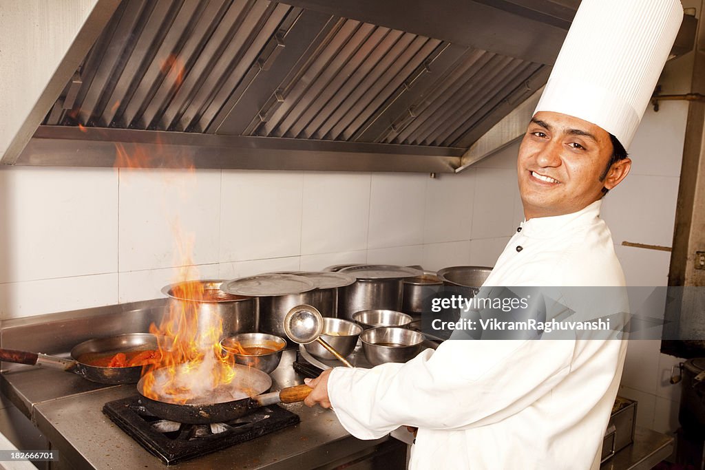 Indische Koch, der Küche im Restaurant Kitchen