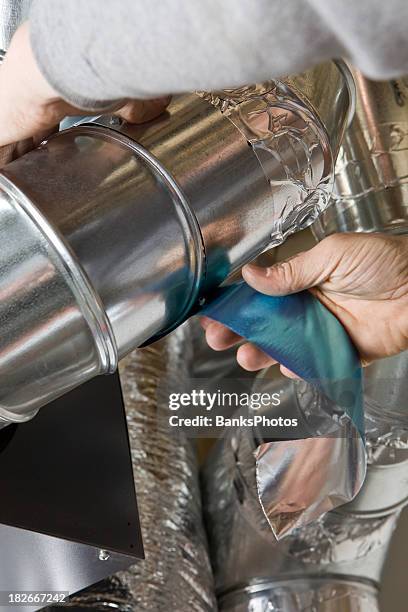 travailleur envelopper d'un système de chauffage, de ventilation et bouche d'aération avec ruban métallisé - bouche daération photos et images de collection