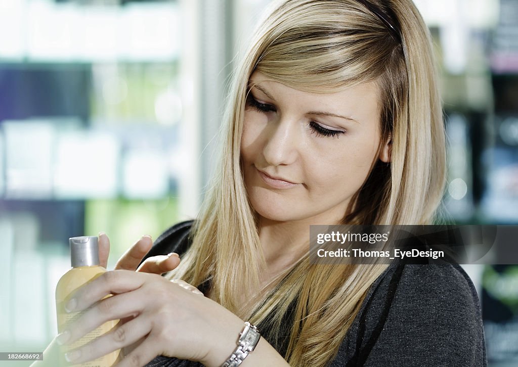 Frau reiben auf der Hand Cream