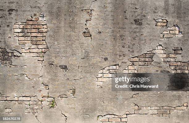 viejo textura de pared - building damage fotografías e imágenes de stock