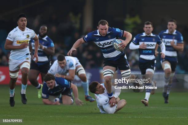 Sam Underhill of Bath is held up by Henry Slade of Exeter Chiefs during the Gallagher Premiership Rugby match between Bath Rugby and Exeter Chiefs at...