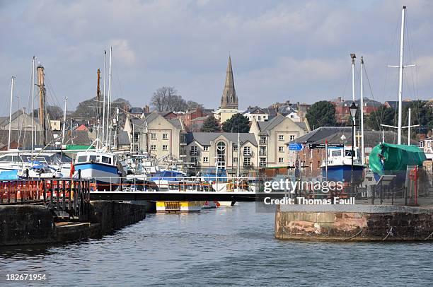 boats in the quay against the exeter skyline - devon stockfoto's en -beelden