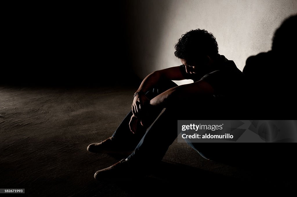 Trauriger junger Mann