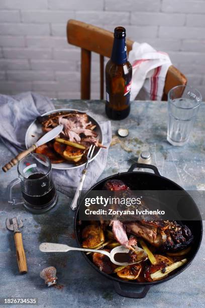 roast bavarian ham hocks with beer, caraway and juniper - chispes - fotografias e filmes do acervo