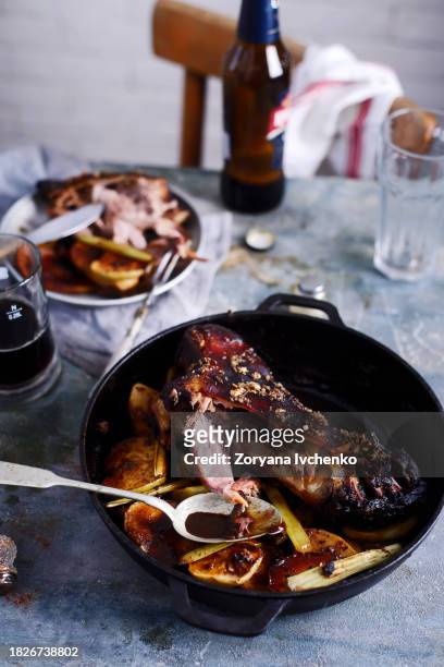 roast bavarian ham hocks with beer, caraway and juniper - chispes - fotografias e filmes do acervo