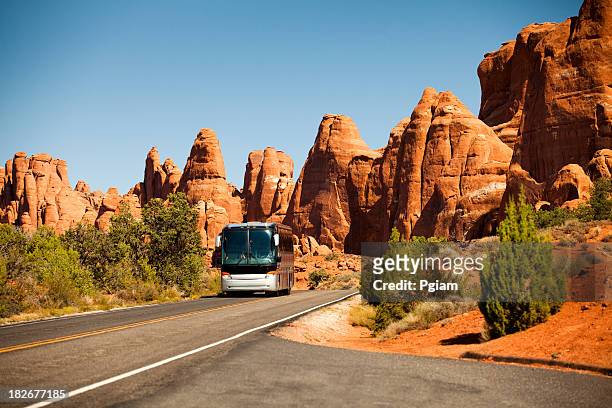 der bus fährt in die canyon - camping bus stock-fotos und bilder