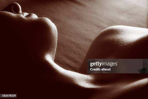 cuerpo horizontal - nudity women fotografías e imágenes de stock