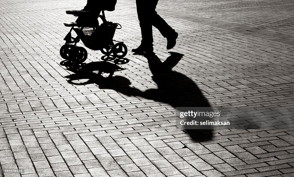 Preto e Branco sombra de Carrinho de Bebé no passeio de cálculos