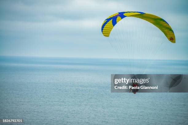 paragliders float toward la jolla shores, black beach park - parasailing stock pictures, royalty-free photos & images