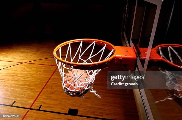 meta de basquete com bola - fazer cesta - fotografias e filmes do acervo