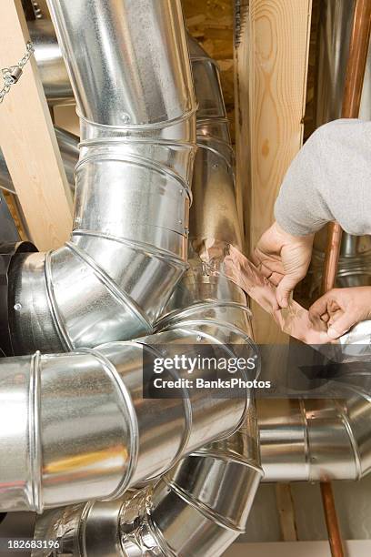 worker wrapping an air duct with foil tape - air duct 個照片及圖片檔