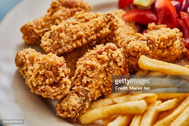 fried chicken street food - gefrituurde kip stockfoto's en -beelden