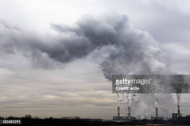 kraftwerk mit umweltverschmutzung - luftverschmutzung stock-fotos und bilder