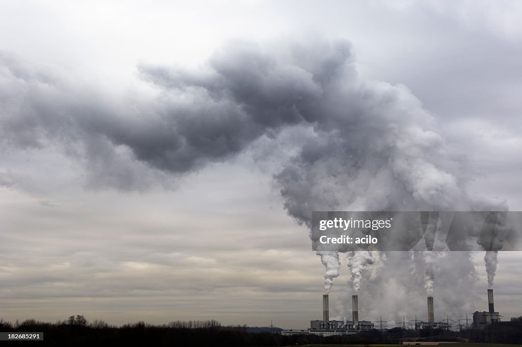 Planta de energía con la contaminación
