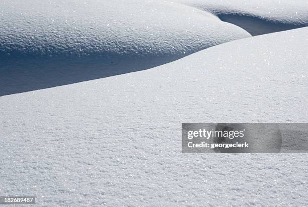 frischer schnee muster - schneewehe stock-fotos und bilder