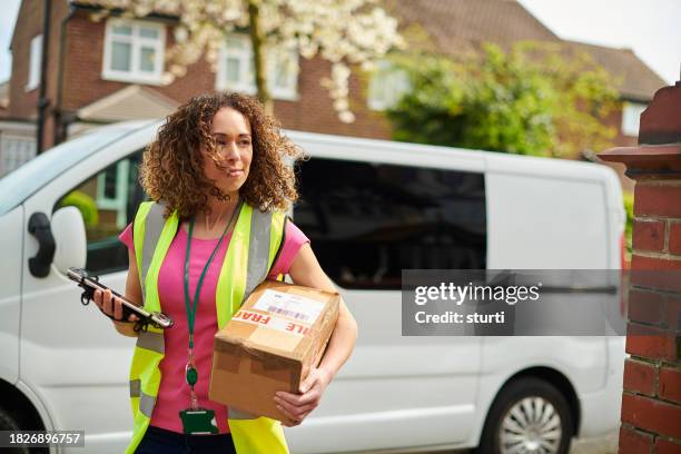 mensajería de paquetería con furgoneta - furgoneta de reparto fotografías e imágenes de stock
