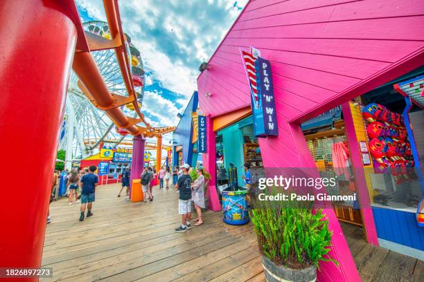 der wunderschöne santa monica pier an einem sonnigen tag - santa monica pier stock-fotos und bilder