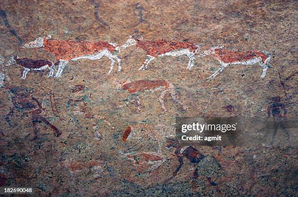 pinturas rupestres - era prehistórica fotografías e imágenes de stock