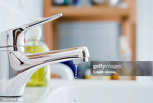 bathroom faucet - waterkraan stockfoto's en -beelden