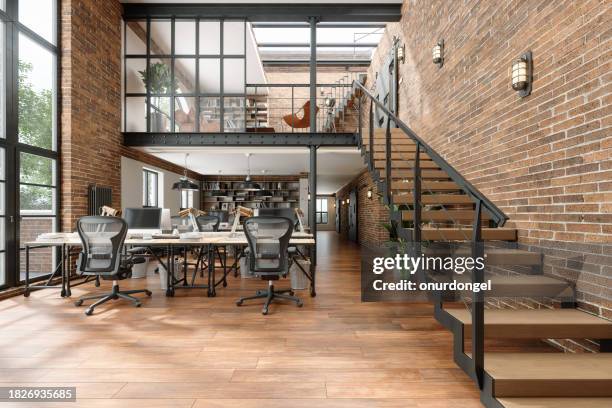 modernes loft-bürointerieur mit schreibtischen, computern, bürostühlen, backsteinwand und wartezimmer im obergeschoss - table brick wall wood stock-fotos und bilder