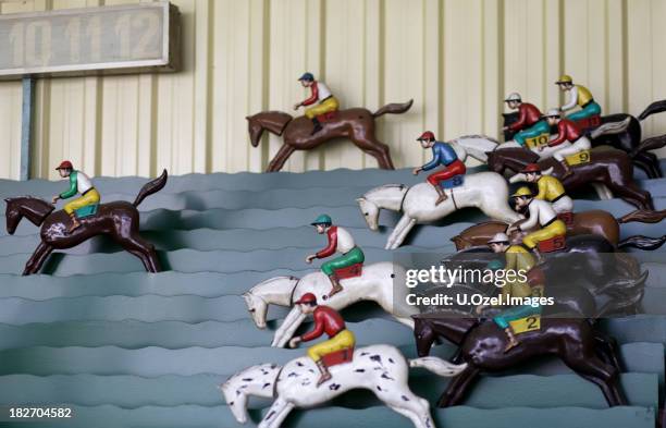 pferderennen spielzeug in einem vergnügungspark - horse racing stock-fotos und bilder