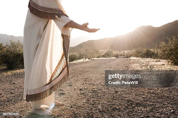 jesús acercarse - ceremonial robe fotografías e imágenes de stock