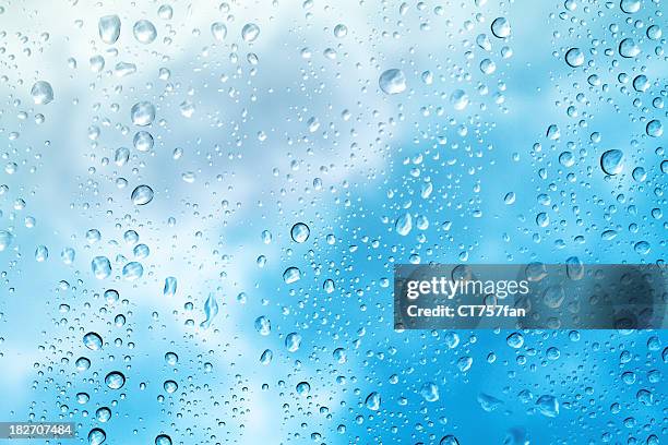 gouttes de pluie sur la fenêtre - mouillé photos et images de collection